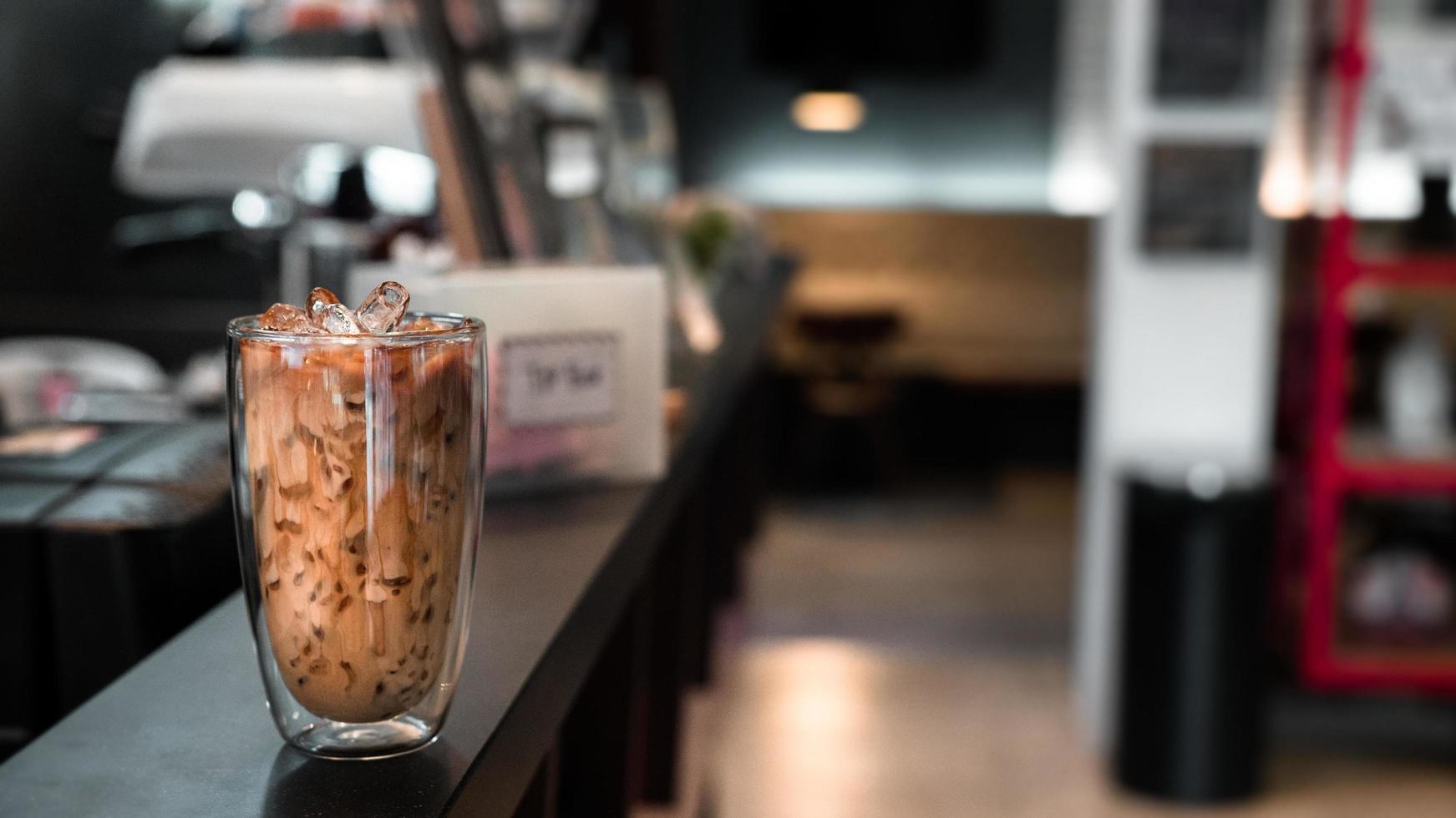 Glas Eiskaffee mit Milch in einem Café foto