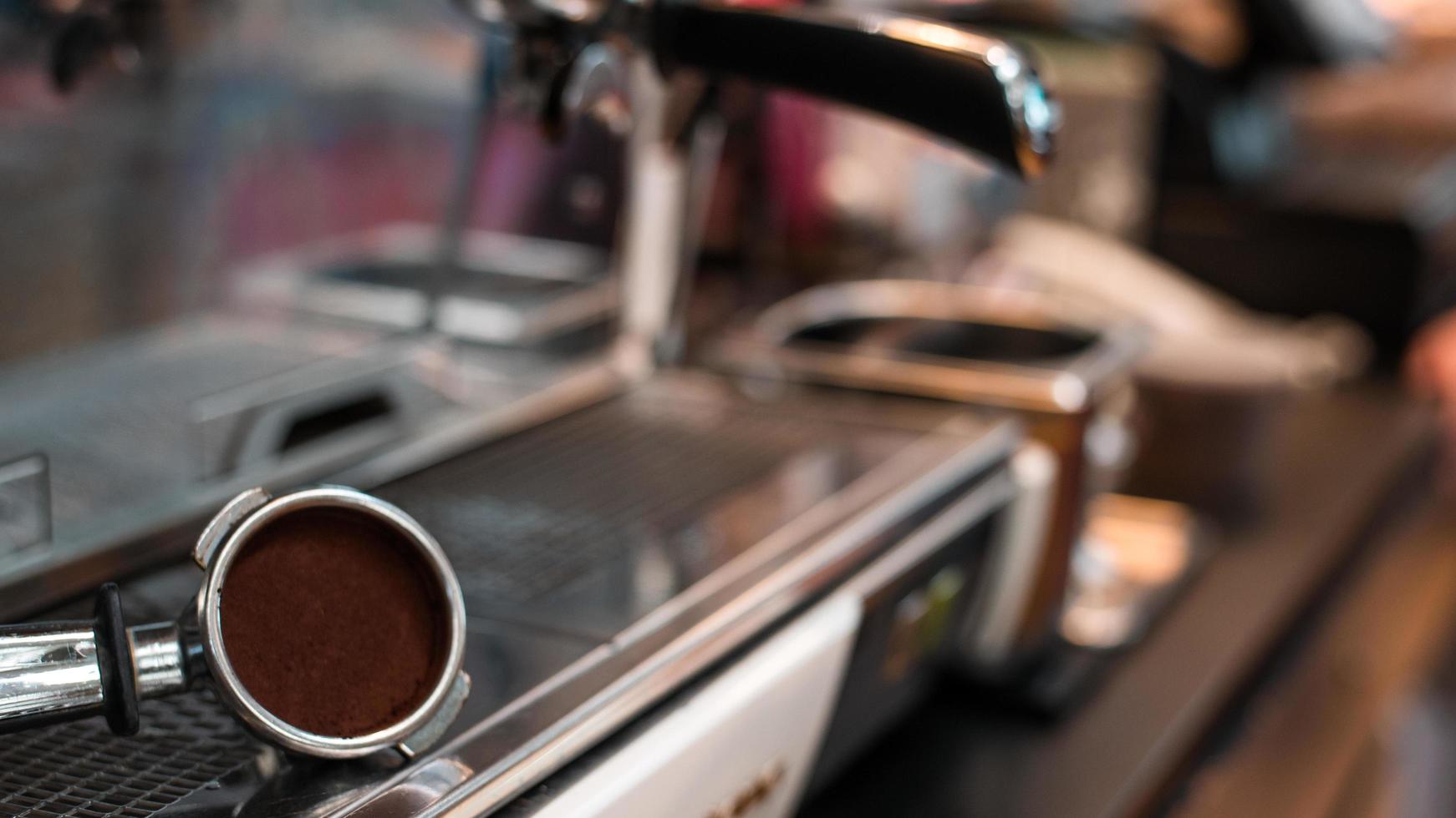 Kaffee manipulieren auf einer Kaffeemaschine foto