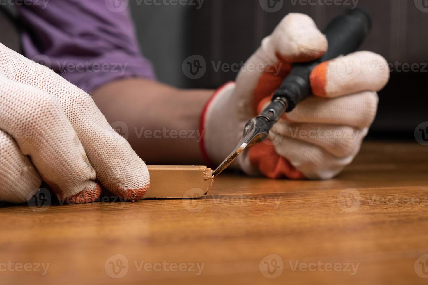 Befestigen einer Holzlaminatoberfläche foto