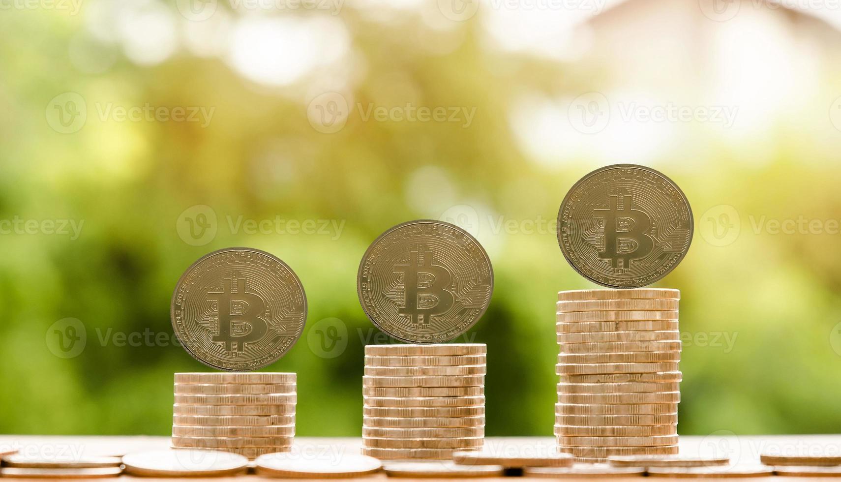 Bitcoin-Kryptowährungsmünze und Euro-Münze auf dem Tisch foto