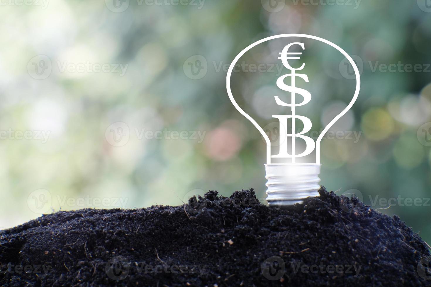 Energiesparlampe und Geschäfts- oder Finanzgeld foto
