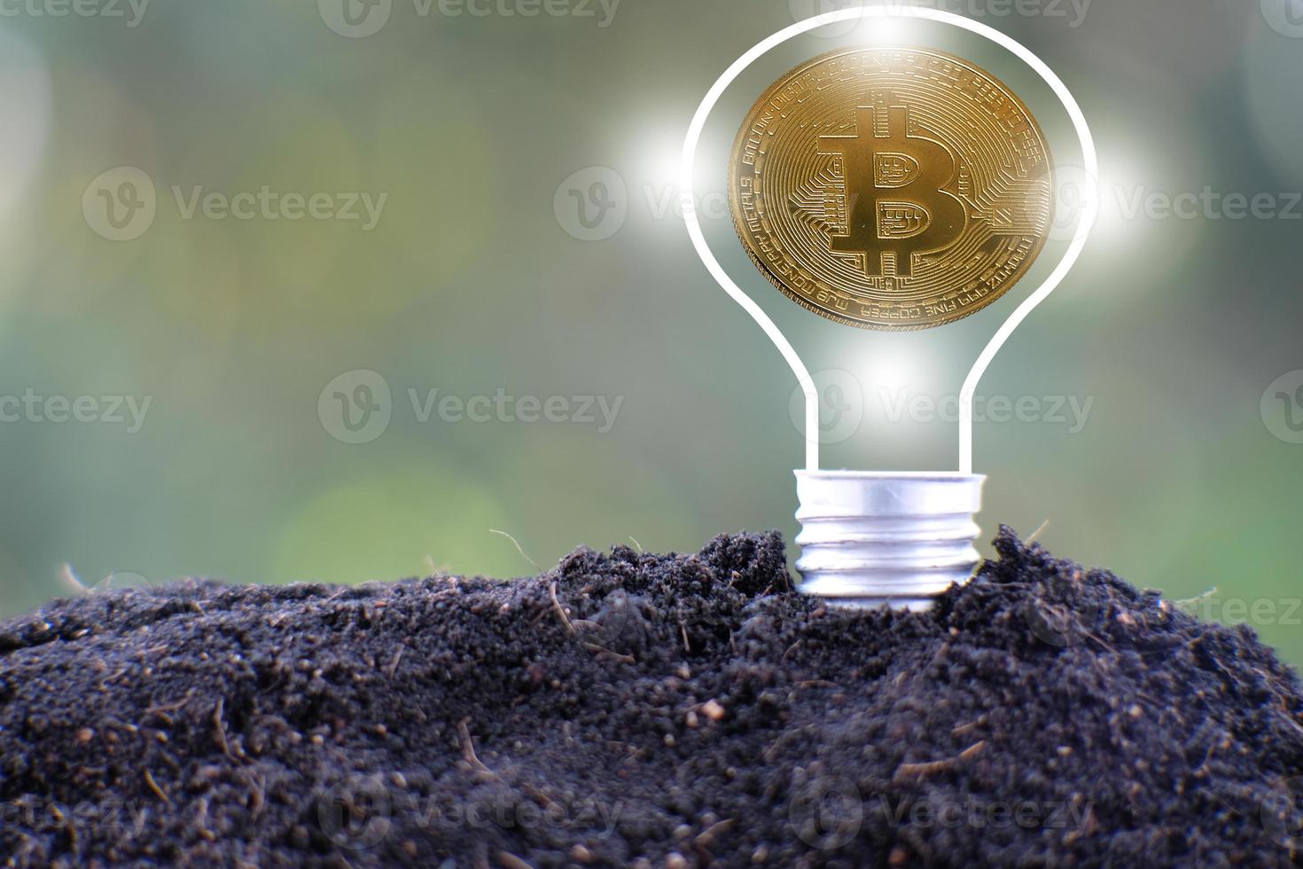Bitcoin-Kryptowährungsmünze und Euro-Münze auf dem Boden foto