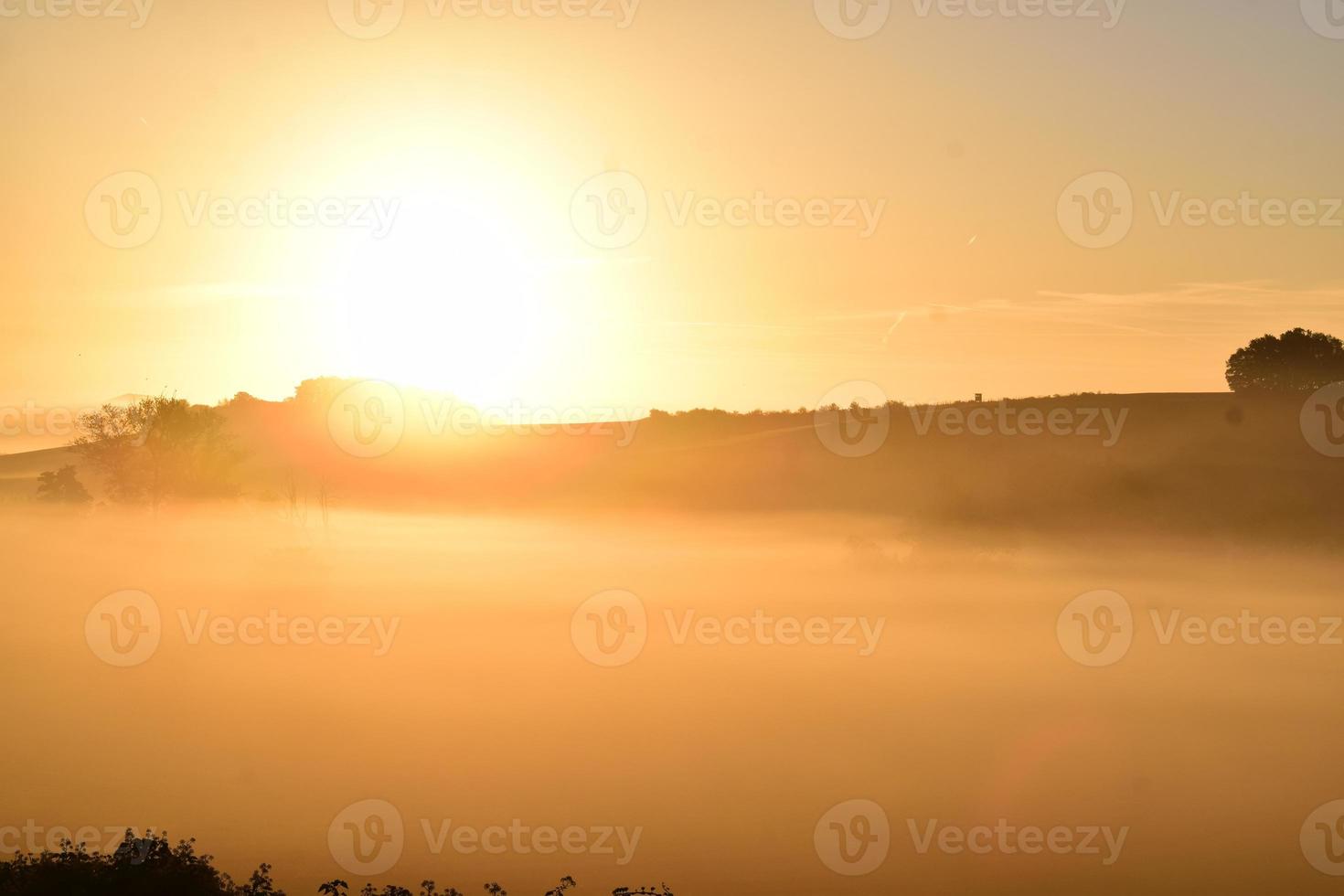 Sonnenaufgang über Orange Nebel foto