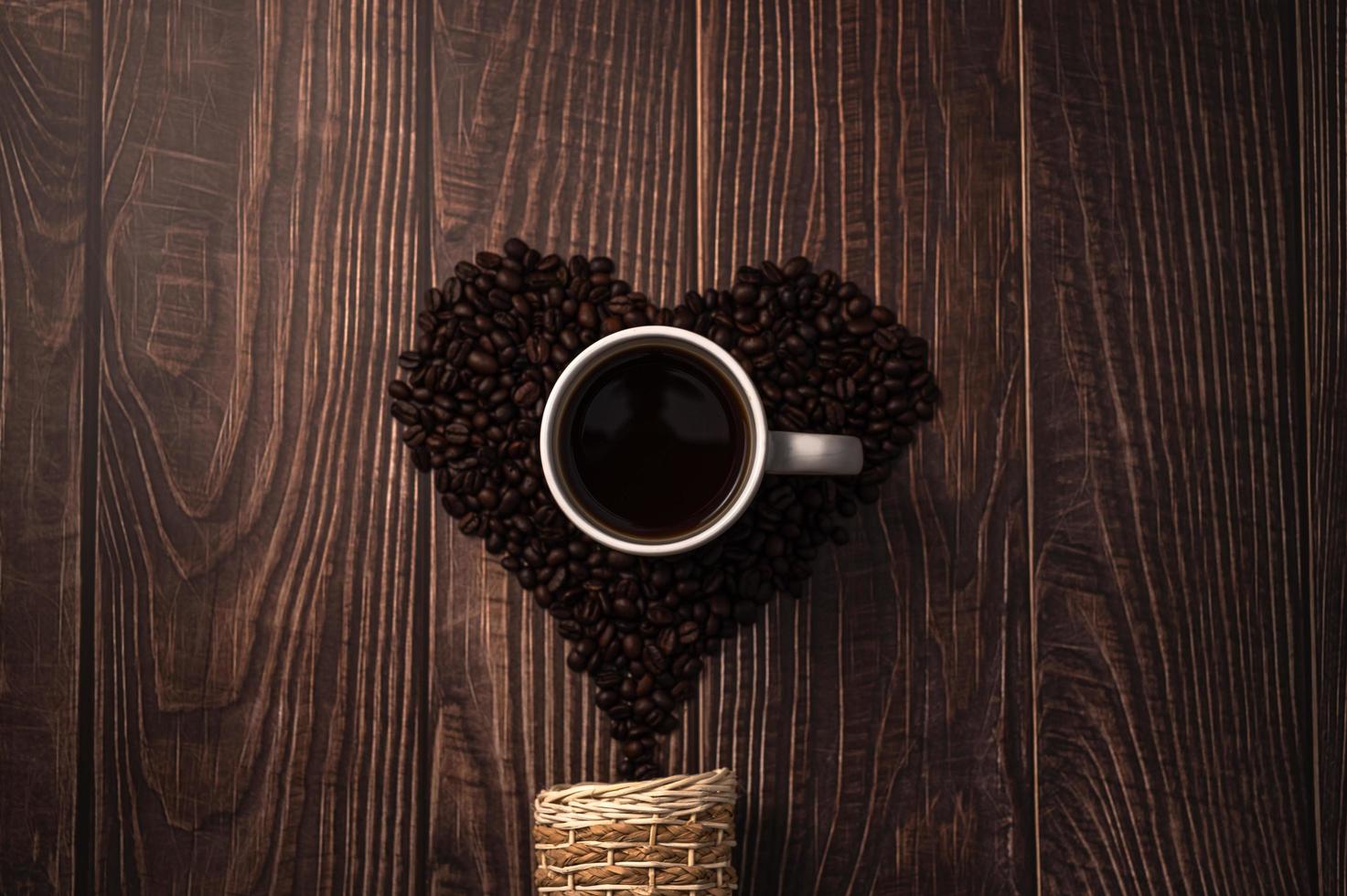 Kaffeebohnen in Herzform angeordnet, Liebe zum Kaffeetrinken Konzept foto