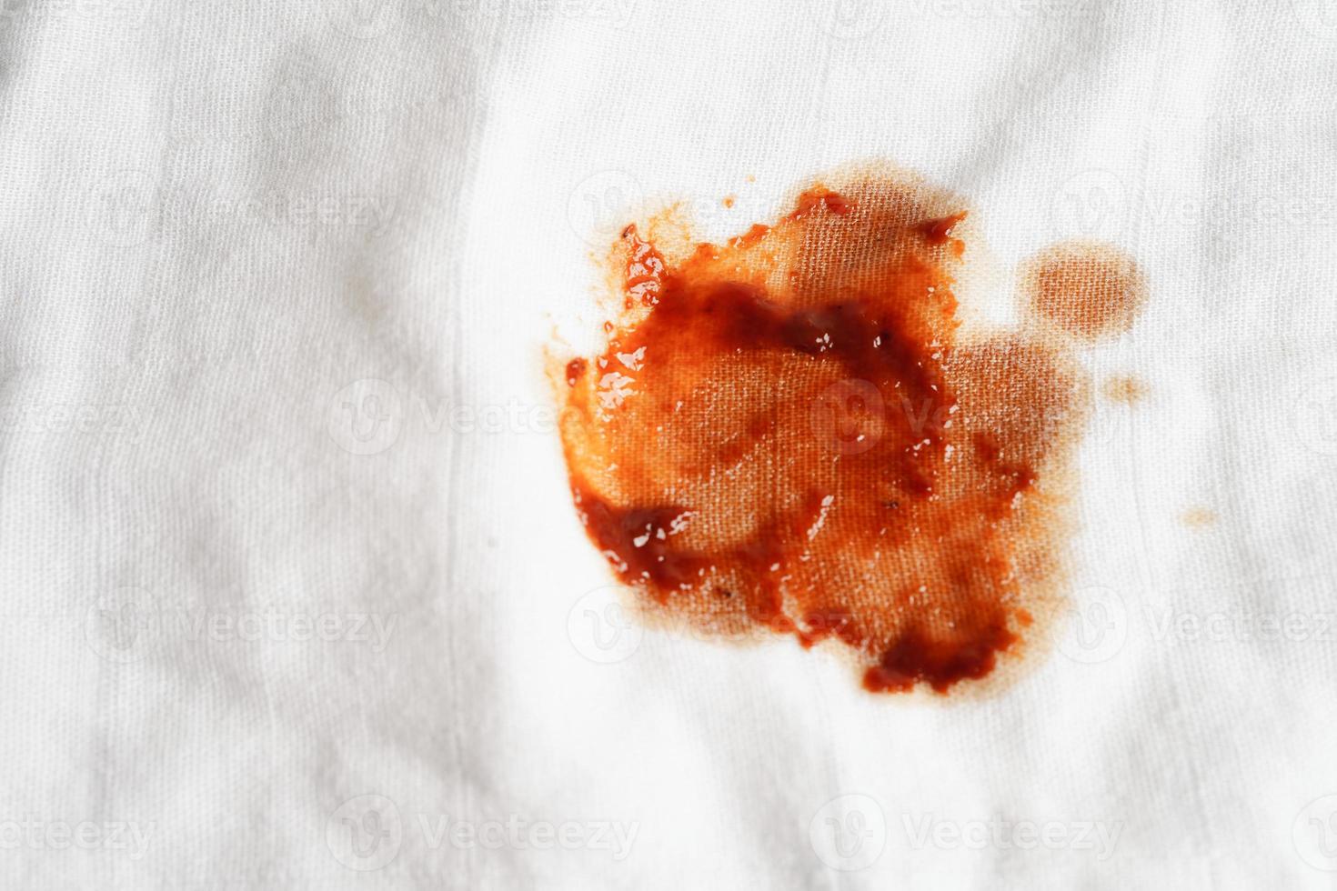 schmutziger tomatensaucenfleck oder ketchup auf tuch zum waschen mit waschpulver, reinigungskonzept für die hausarbeit. foto