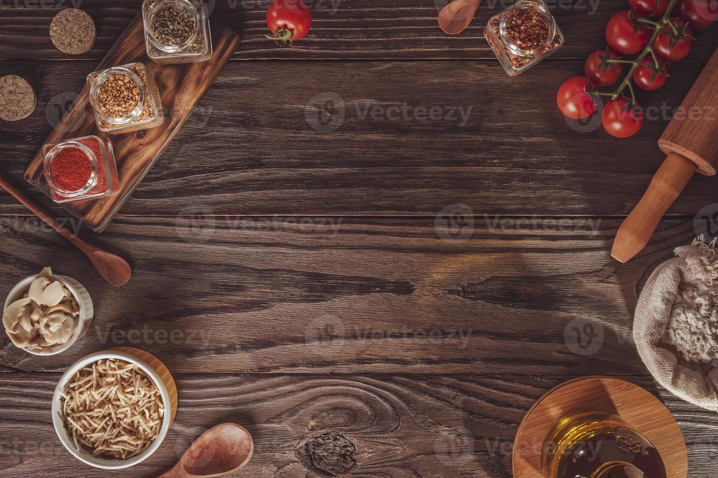 Draufsicht auf Tabelle mit Tomaten, Champignons, Kartoffelstangen, Zutaten und Raum foto