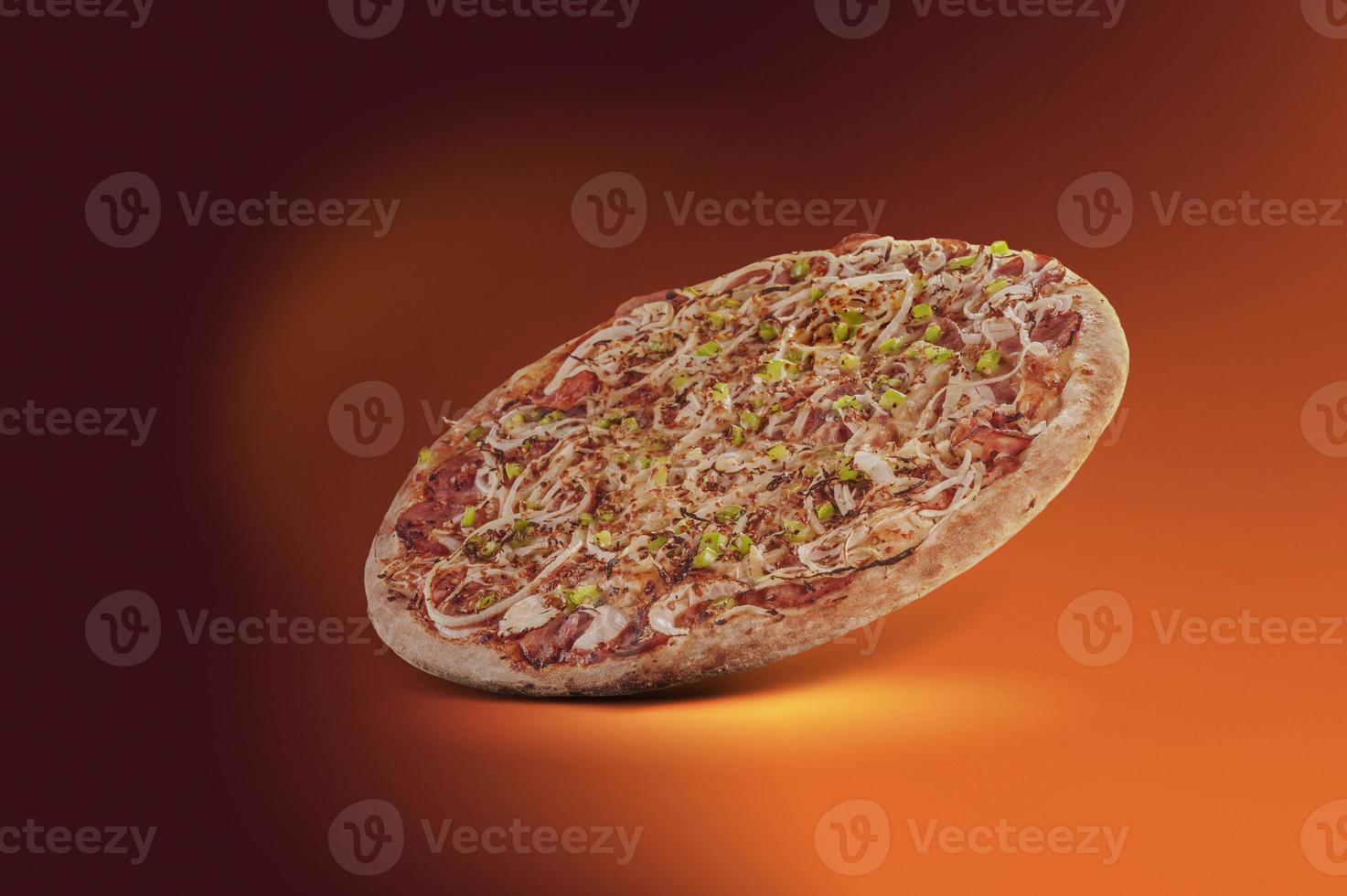 Pizza mit Mozzarella, kalabresischer Wurst, grünem Pfeffer, Zwiebel und kalabresischem Pfeffer foto