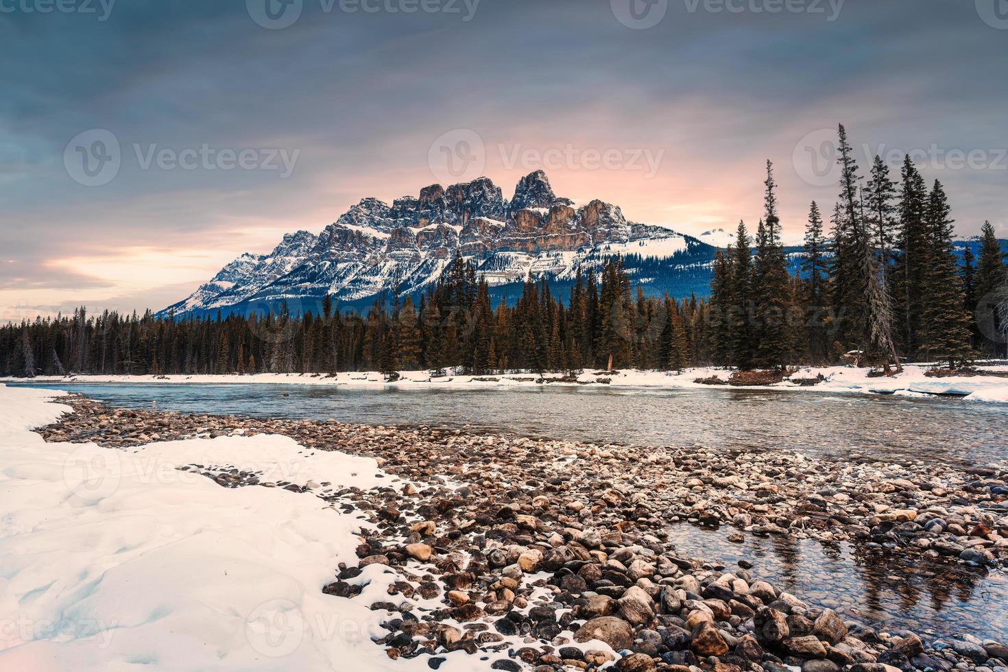 Sonnenaufgang Über Schloss Berg Über Bogen Fluss im Winter beim banff National Park foto