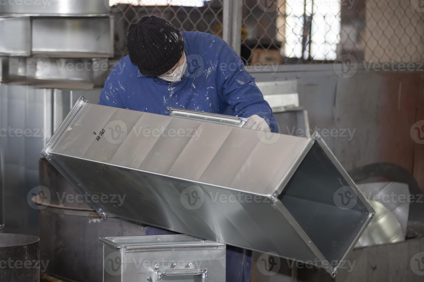 industriell rollen Werkzeug, elektrisch Maschine. Produktion von Belüftung und Regen Dachrinnen. Werkzeuge und Biegen Ausrüstung zum Blatt Metall. foto