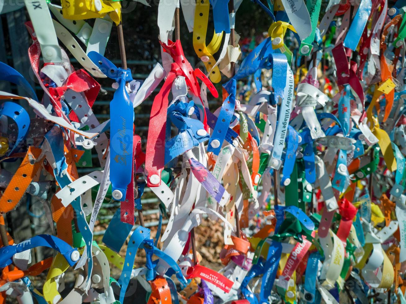 Bulgarien, Rumänien Grenze, 19.10.2022. Plastik und Lappen Armbänder mit das Namen von Hotels im Resorts von Bulgarien, links wie ein Souvenir durch Touristen Verlassen Bulgarien auf das rumänisch Rand foto