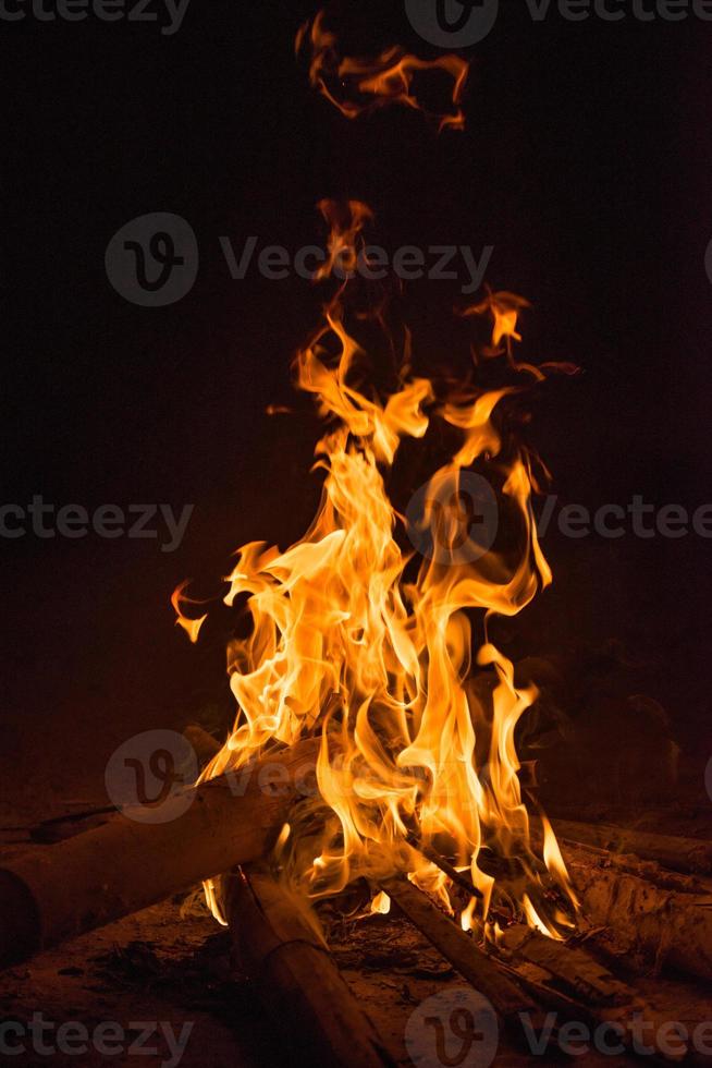 Feuerlager im Nacht Zeit 3 foto