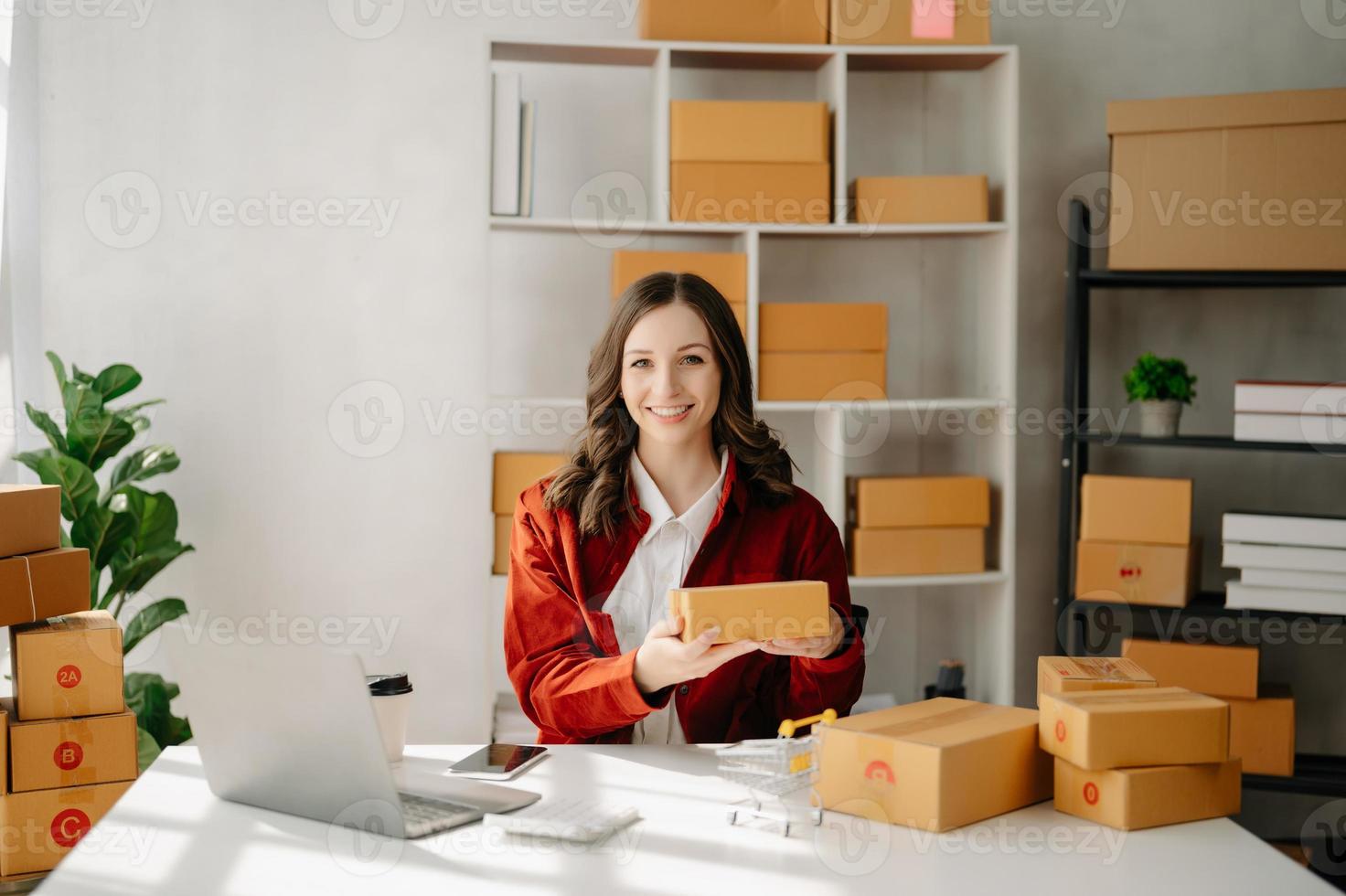 klein Geschäft Unternehmer sme freiberuflich Frau Arbeiten beim Büro, Kiste, Tablette und Laptop online, Marketing, Verpackung, Lieferung, E-Commerce Konzept foto