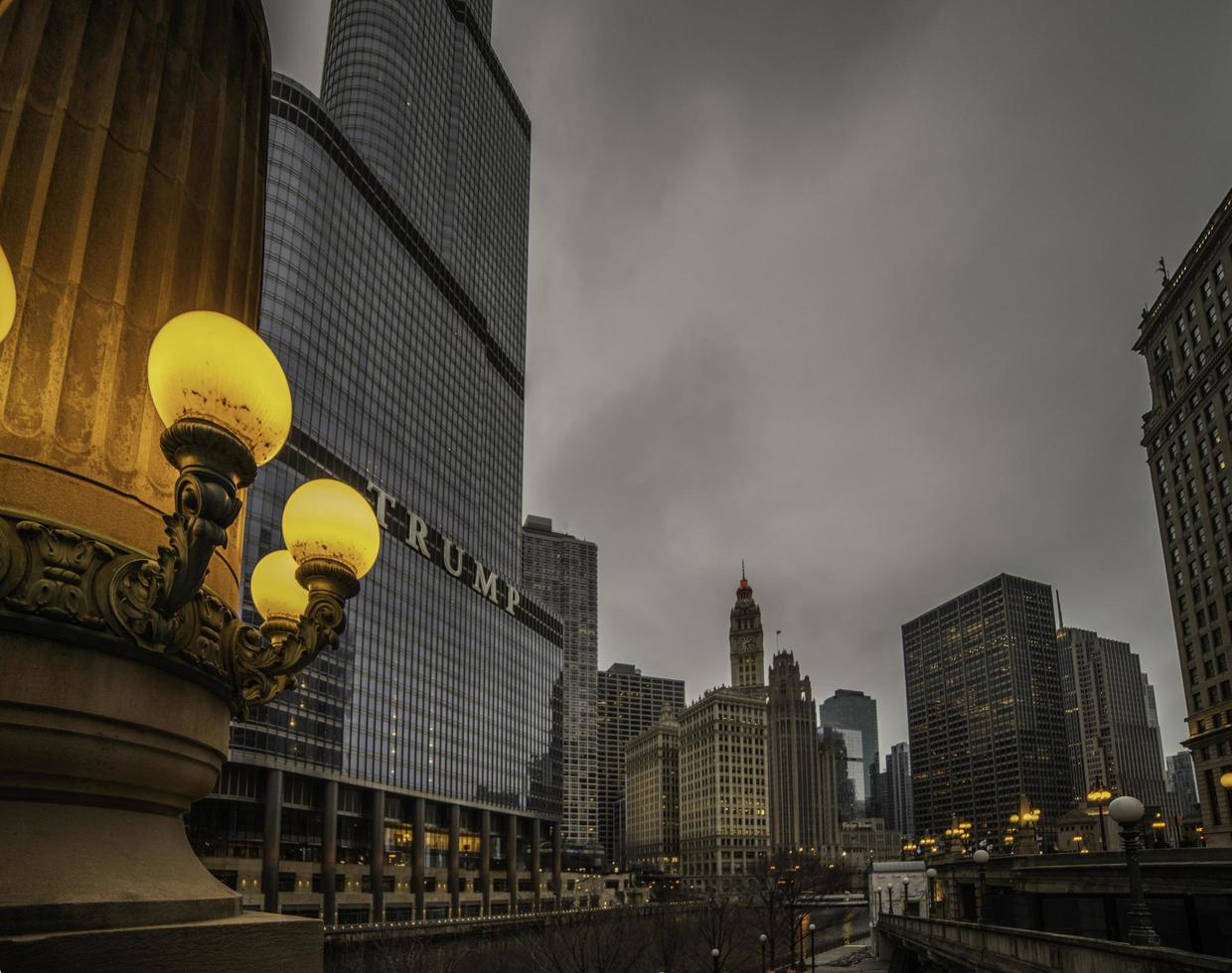 März 3 2023. Chicago, Illinois. die Architektur und Gebäude im Innenstadt Chicago beim Nacht. foto