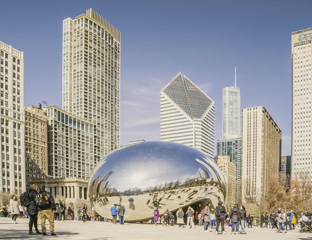 März 4 2023. Chicago, Illinois. das Bohne ist ein Arbeit von Öffentlichkeit Kunst im das Herz von Chicago. das Skulptur, welche ist betitelt Wolke Tor, ist einer von das Welten größten permanent draussen Kunst Installationen. foto