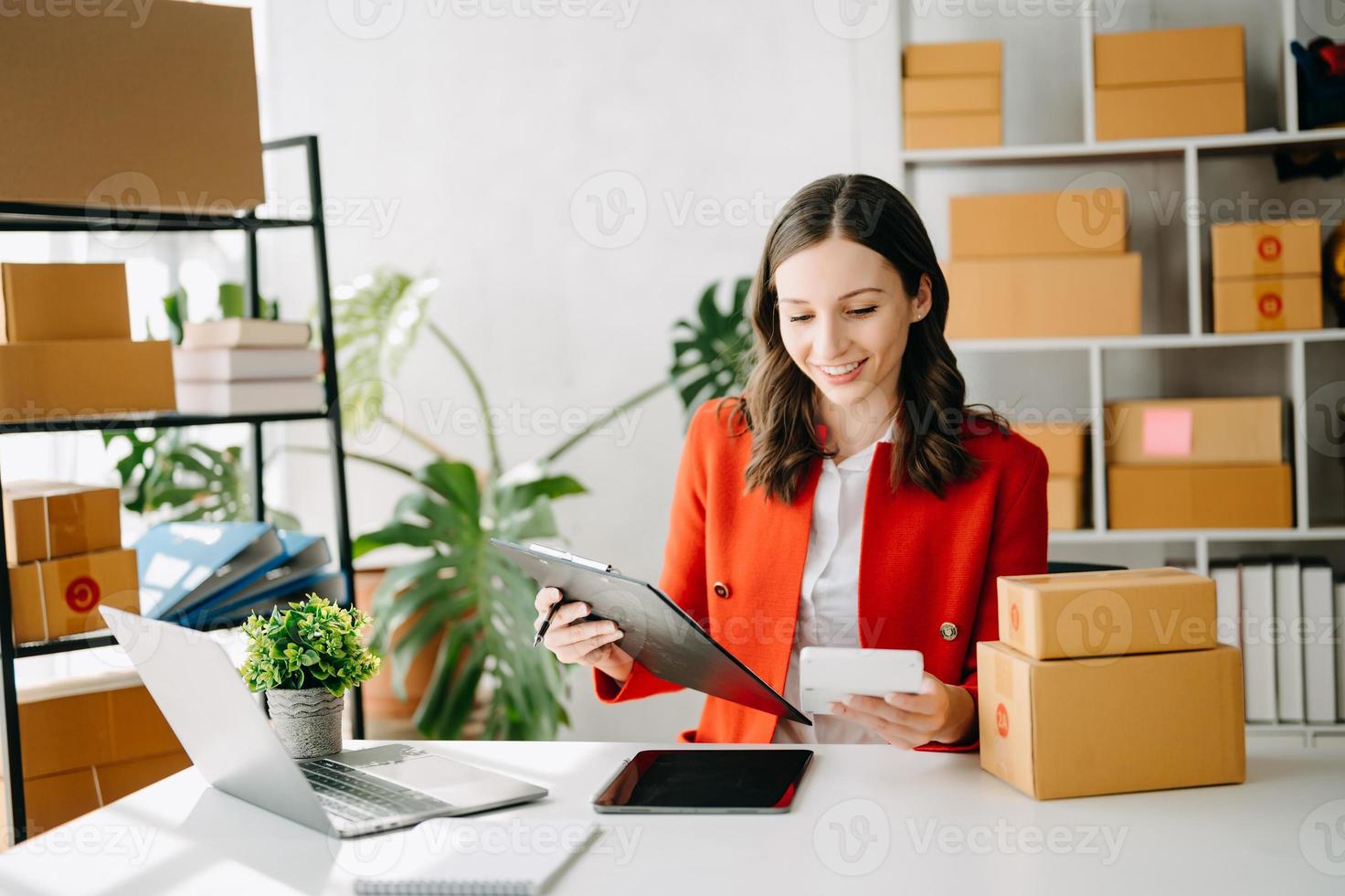 klein Geschäft Unternehmer sme freiberuflich Frau Arbeiten beim Büro, Kiste, Tablette und Laptop online, Marketing, Verpackung, Lieferung, E-Commerce Konzept foto