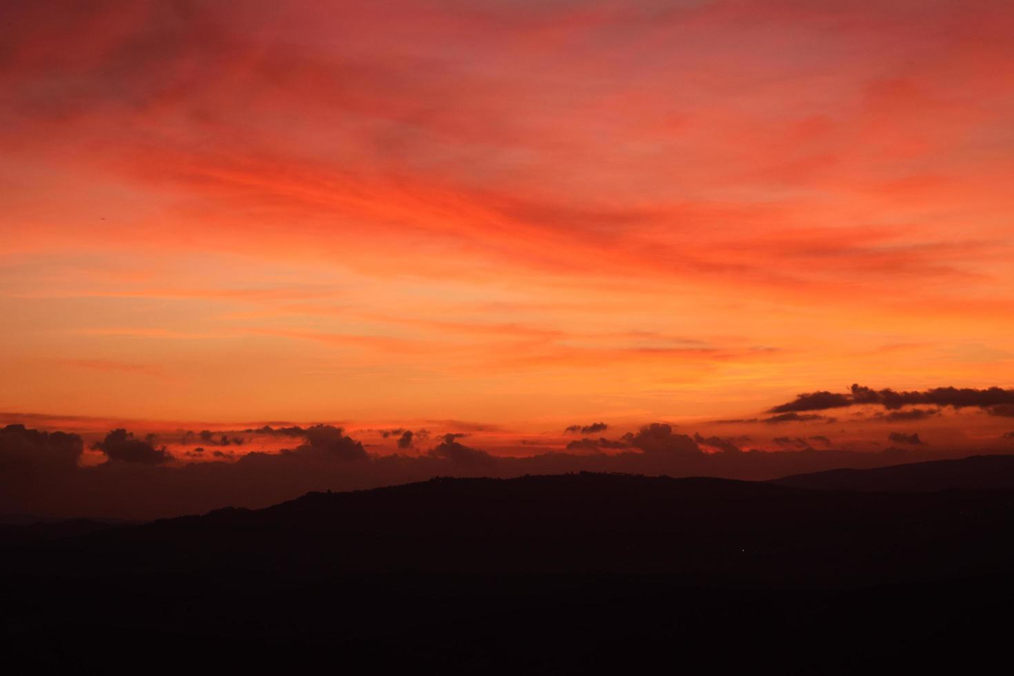 roter Himmel und Wolken foto