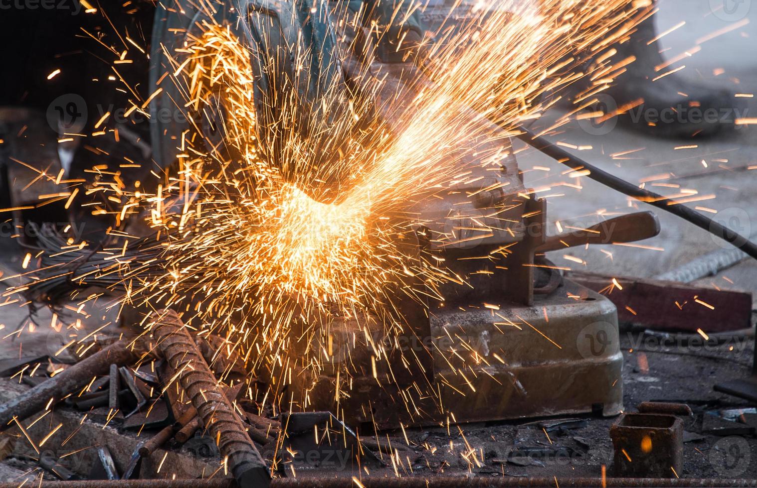 das funkeln von Metall Schneiden Maschine beim Arbeit foto