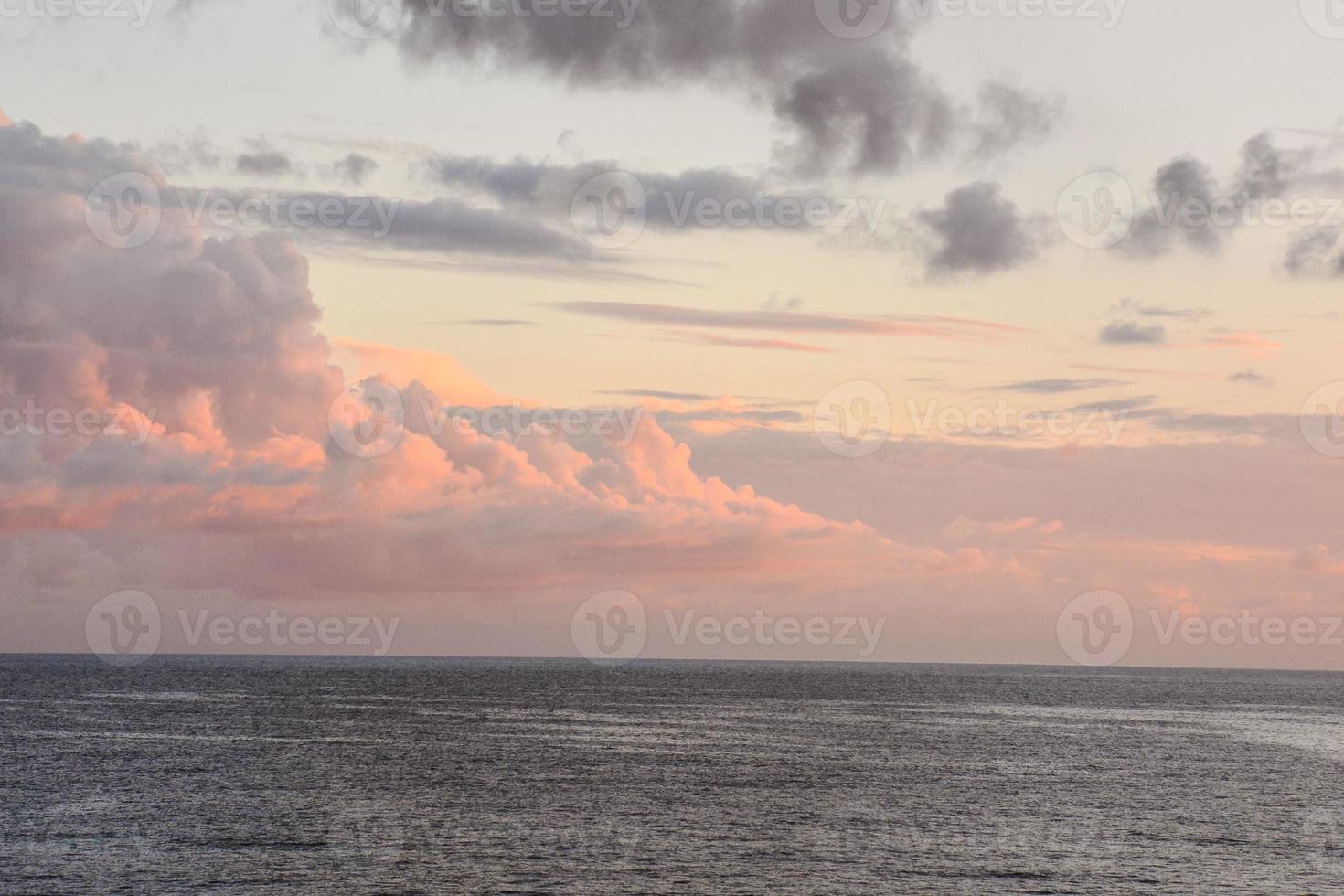 Sonnenuntergang über dem Meer foto