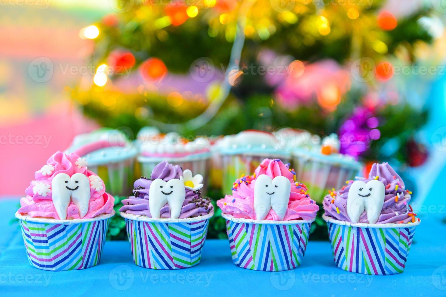 schick Tasse Kuchen im Weihnachten Party foto