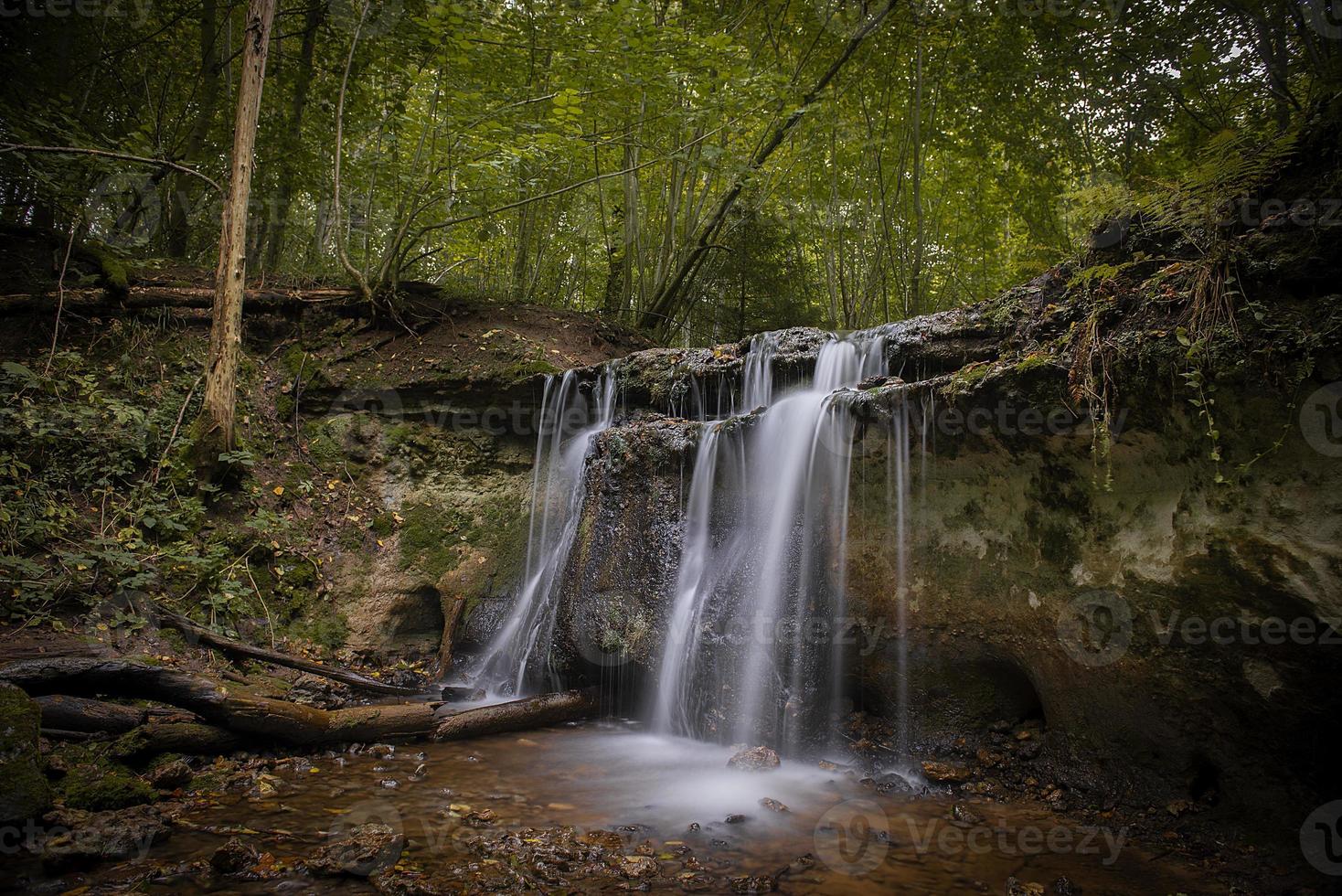 kleiner Wasserfall Dauda im Gauja-Nationalpark, Lettland foto