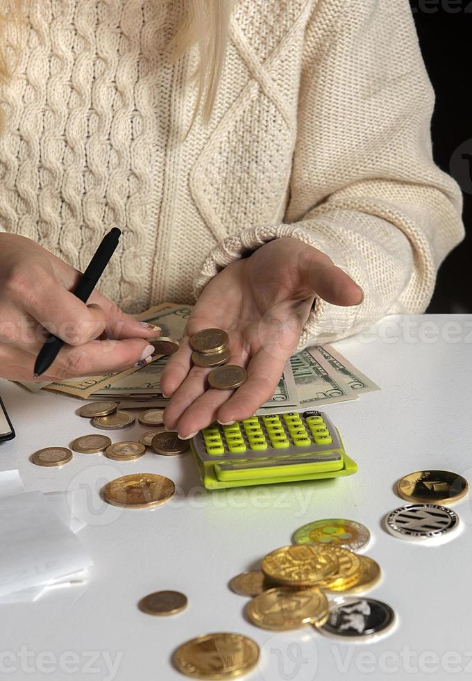 Nahaufnahme einer Frau, die Geld berechnet und in ein Notizbuch schreibt foto