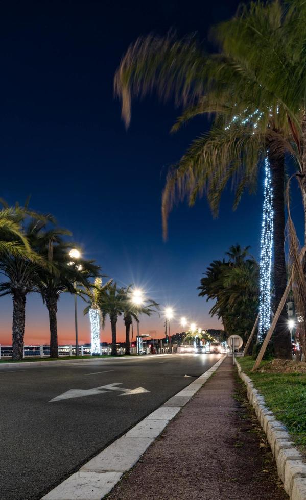 Promenade des Anglais in schönem Frankreich während des Sonnenuntergangs foto