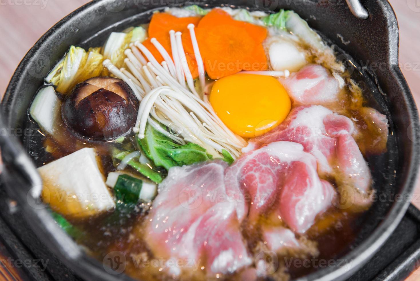 japanisch heiß Topf einstellen im japanisch Restaurant, japanisch Essen foto