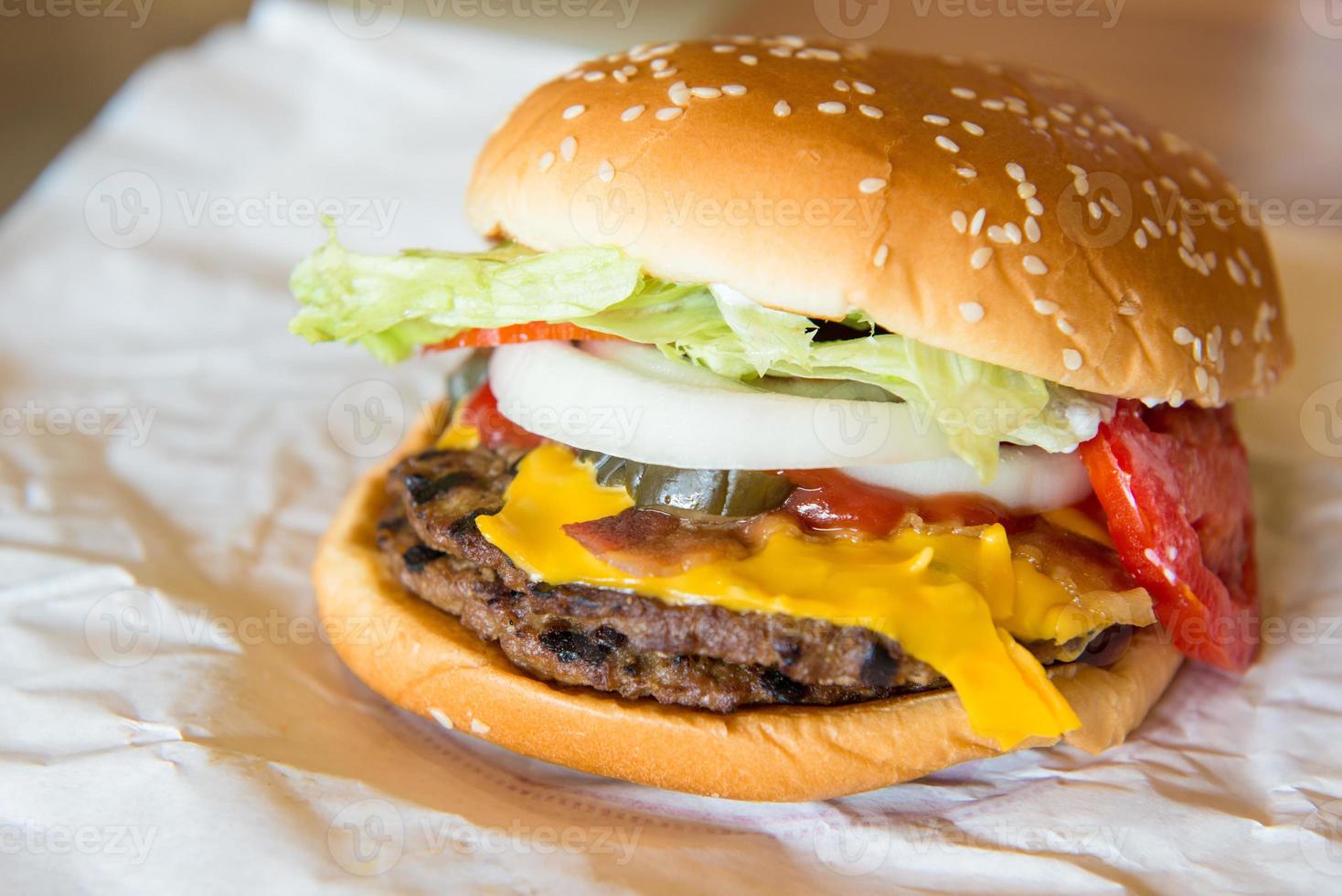 Rindfleisch Burger mit Käse und Gemüse foto