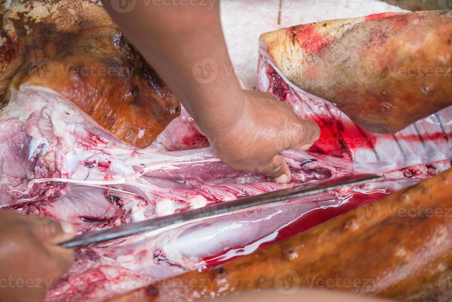 Schneiden Schweinefleisch mit Messer foto