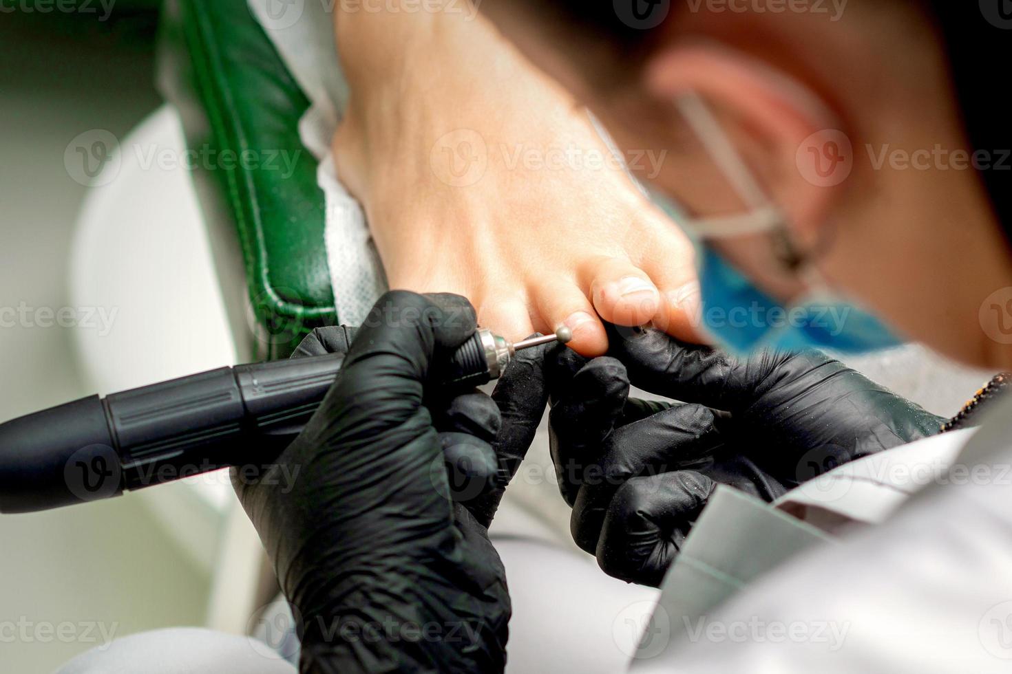 Pediküre Meister entfernen Zehe Nagelhaut foto