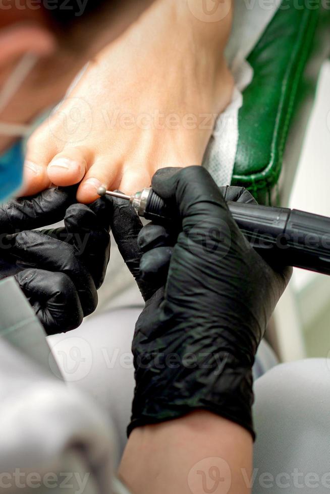 Pediküre Meister entfernen Zehe Nagelhaut foto