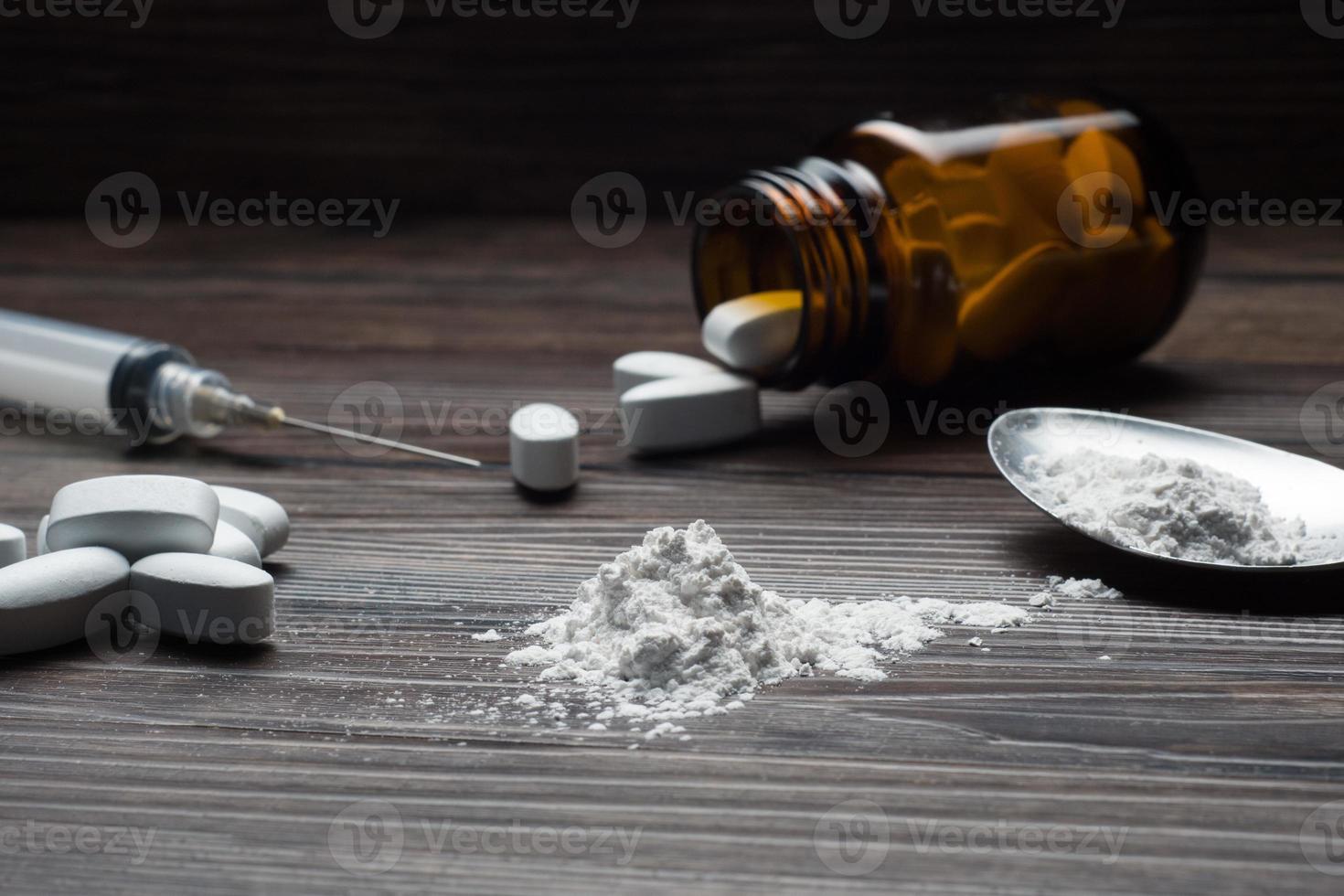 Drogen einstellen - - Pulver und Tabletten und Spritze auf hölzern Hintergrund foto