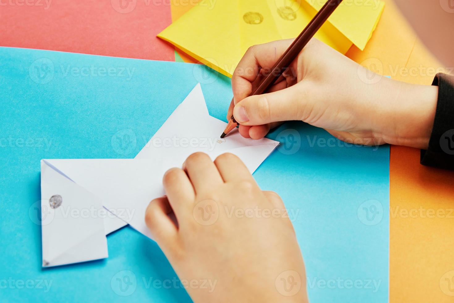 Junge Herstellung Papier Hund Origami foto