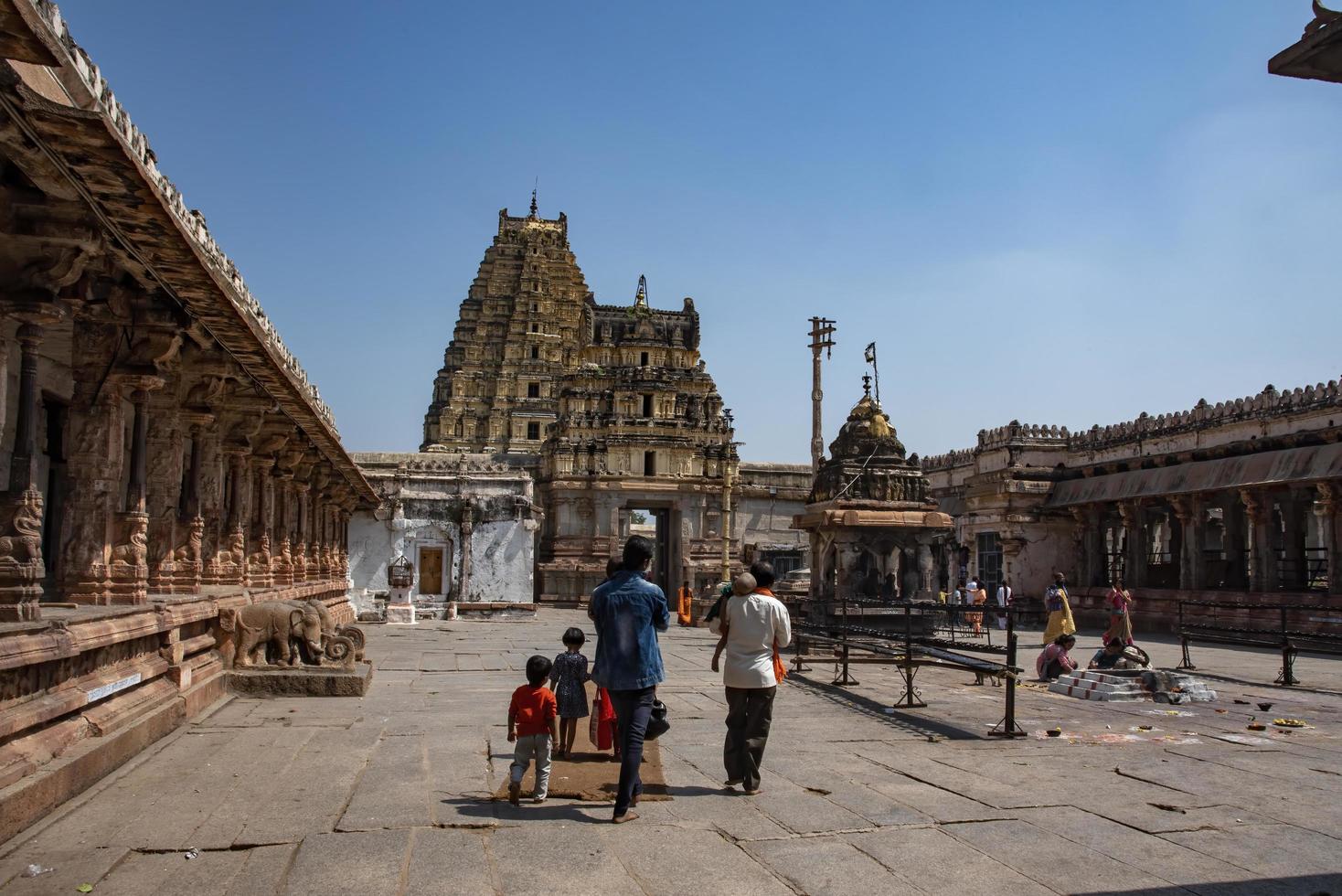 Hampi, Karnataka, Indien - - Okt. 31 2022 - - Virupaksha Tempel gewidmet zu Herr Shiva ist gelegen im Hampi im Indien. foto