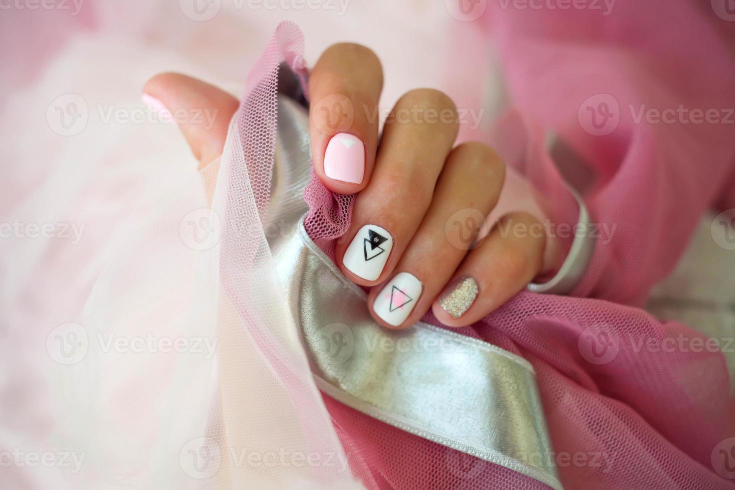 weiblich Hände mit ein schön Maniküre auf ein Rosa Hintergrund. foto