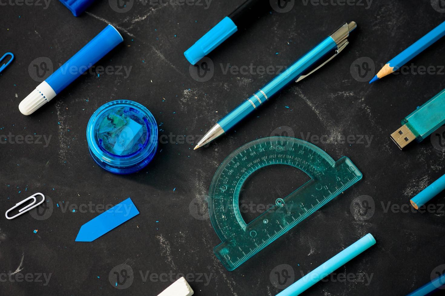 zurück zu Schule, Schreibwaren im Blau auf das Hintergrund von das Schule Tafel. foto
