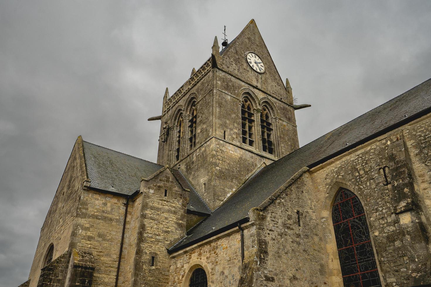 das Kirche von Heilige bloß englisch. wurden das Fallschirmjäger John Stahl von das 82. in der Luft gelandet auf das Turm von das Kirche. Normandie Frankreich 6 Februar 2023 foto