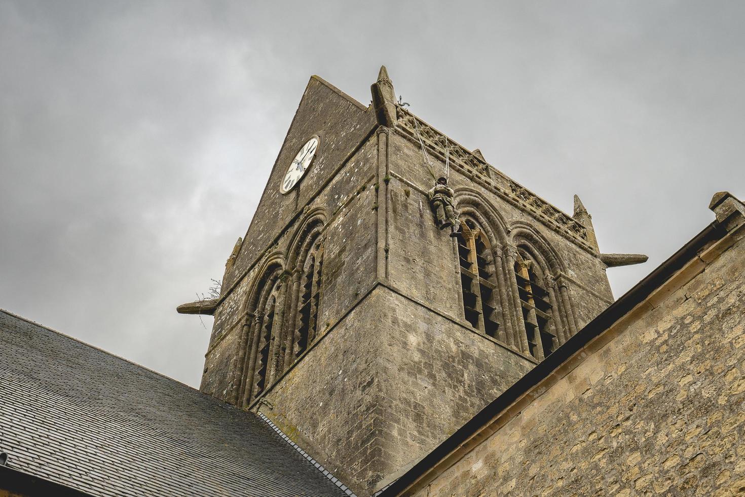 das Kirche von Heilige bloß englisch. wurden das Fallschirmjäger John Stahl von das 82. in der Luft gelandet auf das Turm von das Kirche. Normandie Frankreich 6 Februar 2023 foto