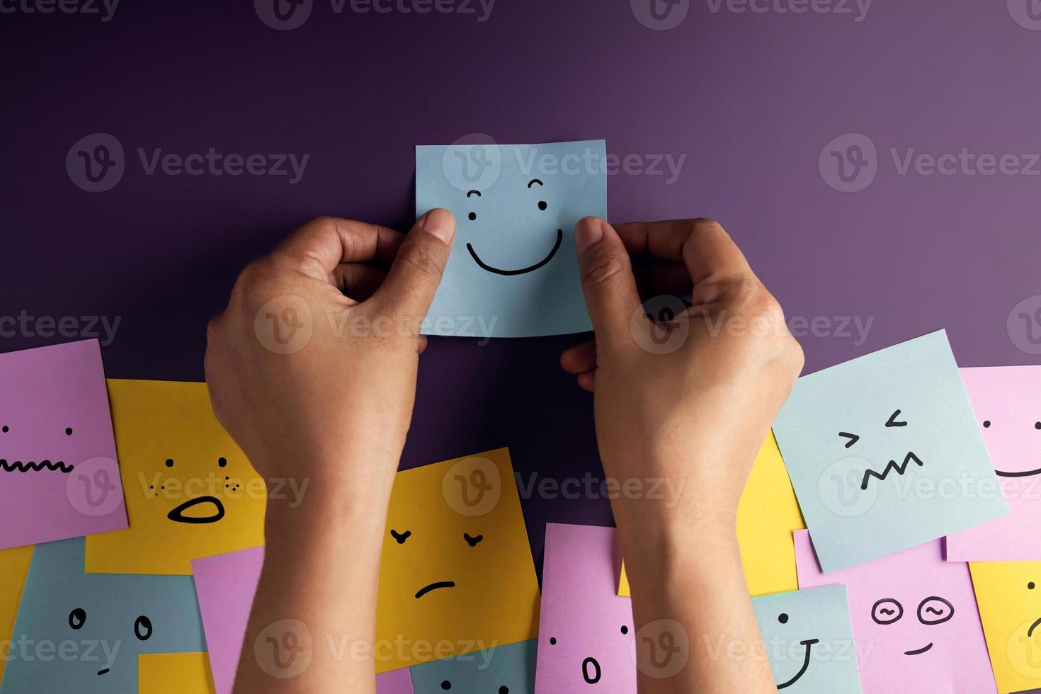 Geist, Konzept der psychischen Gesundheit. Vielfalt von Stimmungen und Emotionen von innen nach außen. viele Haftnotizen an Bord mit handschriftlichem Cartoon-Emoticon-Gesicht foto