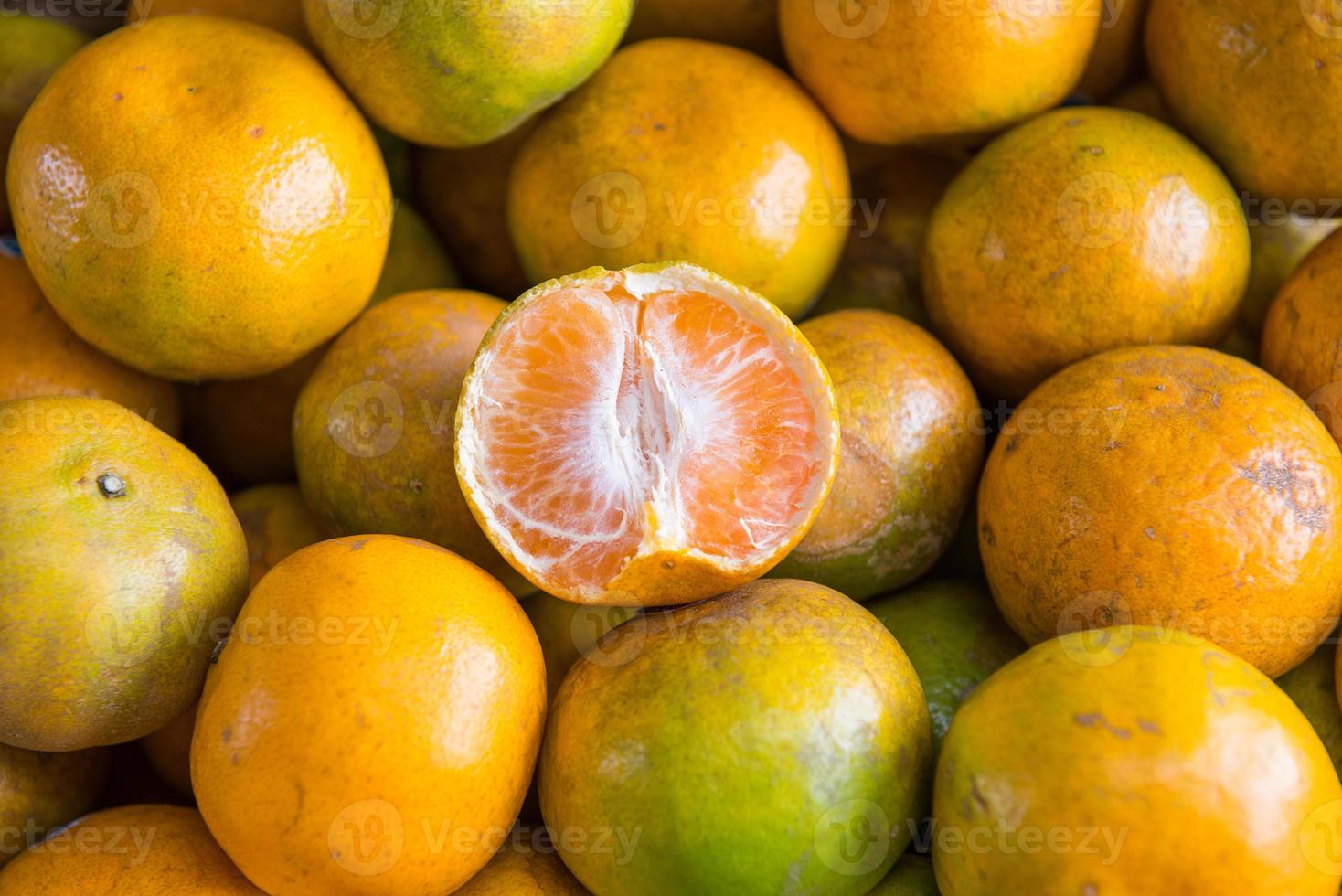 ein Stapel von frisch Orange foto