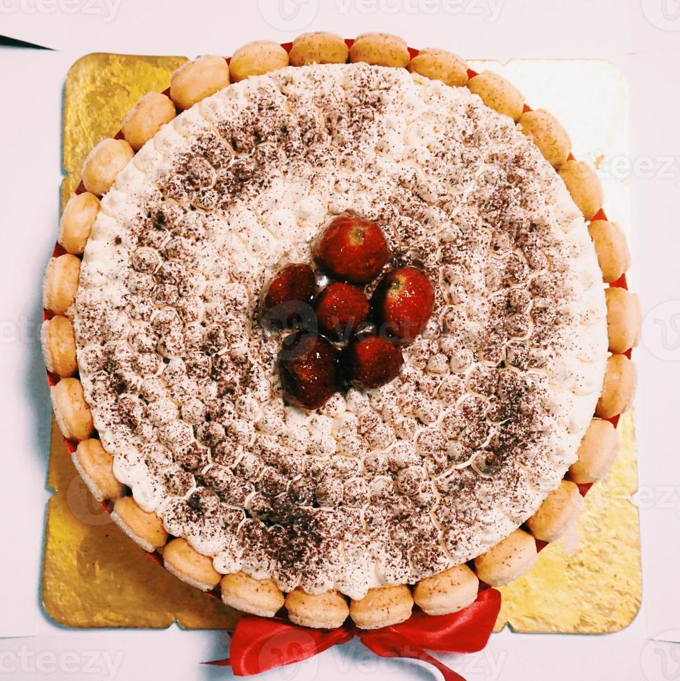 Tiramisu Kuchen dekoriert mit Schokolade Glasur und frisch Erdbeeren auf oben foto