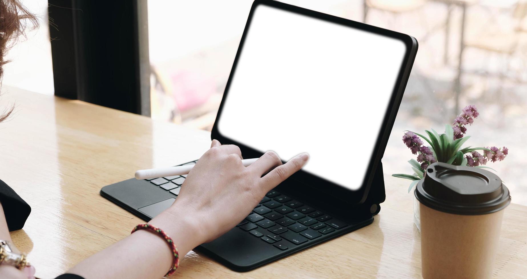 Frau mit einem Tablet-Modell foto