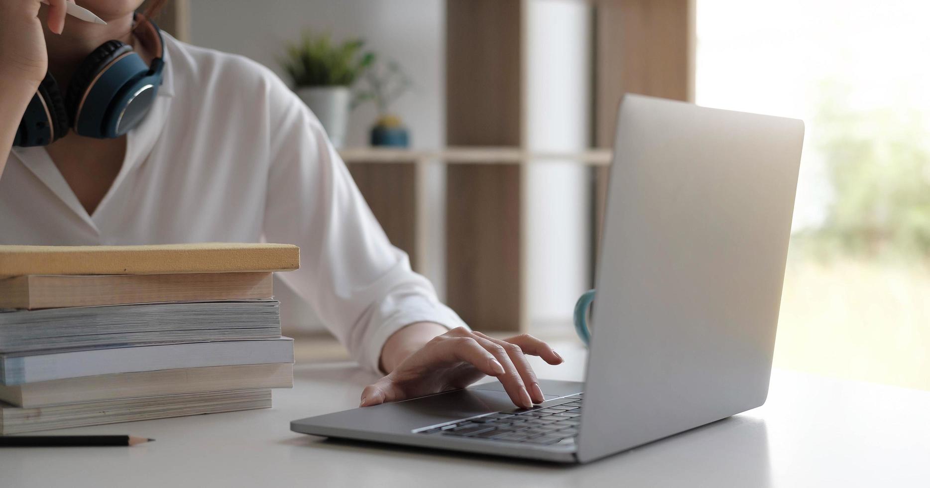 Frau mit ihrem Laptop foto