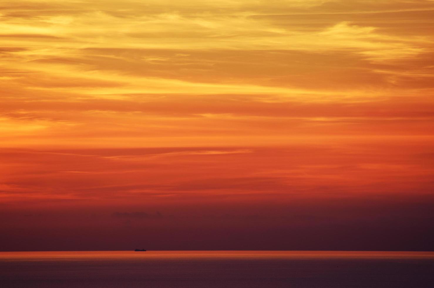 orange und gelber Sonnenuntergang foto