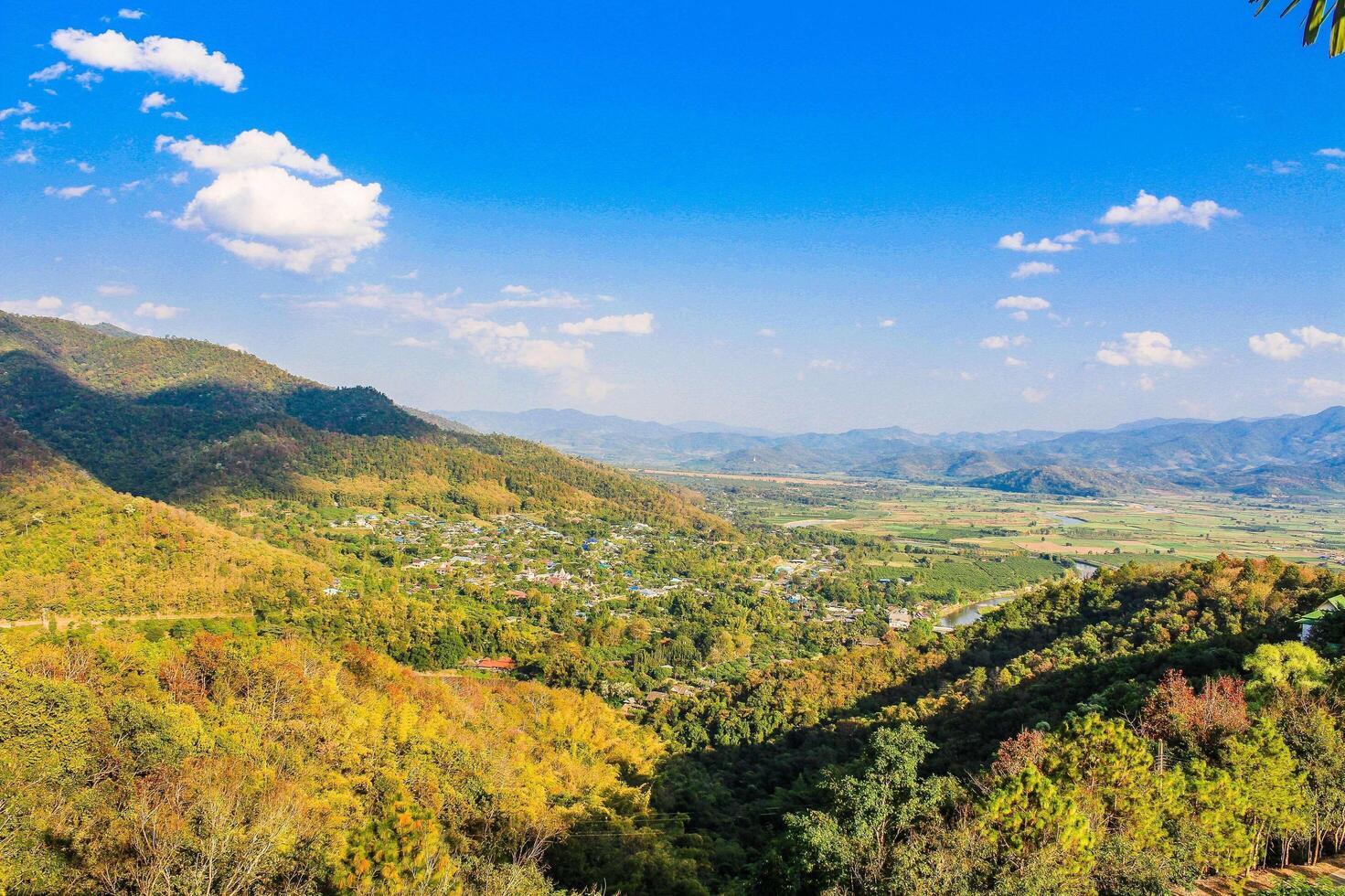 grüne berge in thailand foto