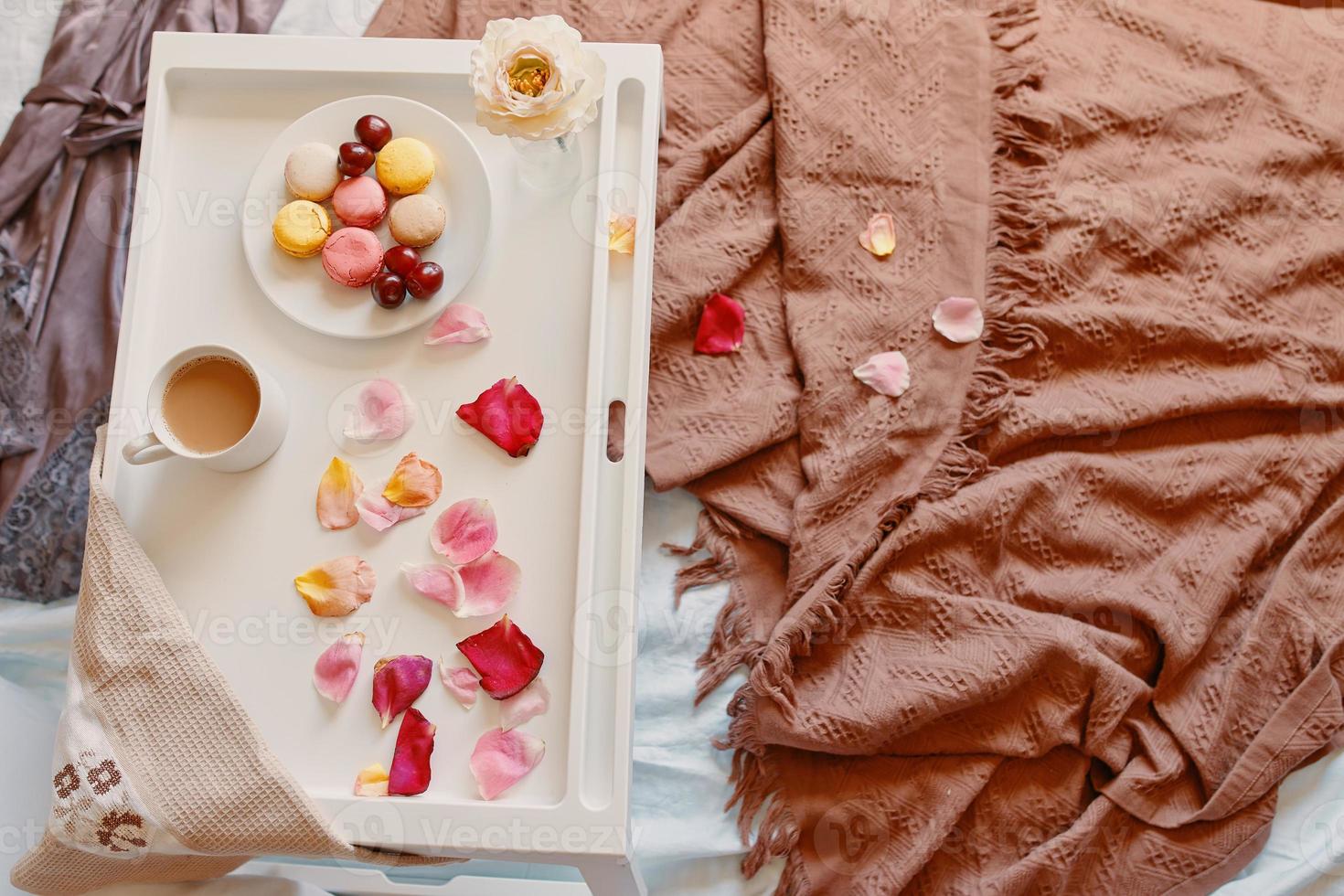 romantisches Frühstück im Bett mit Rosenblättern foto
