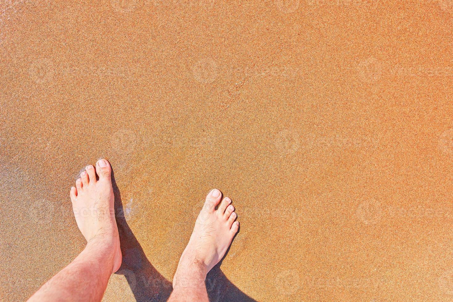 Männerfüße am Strand foto