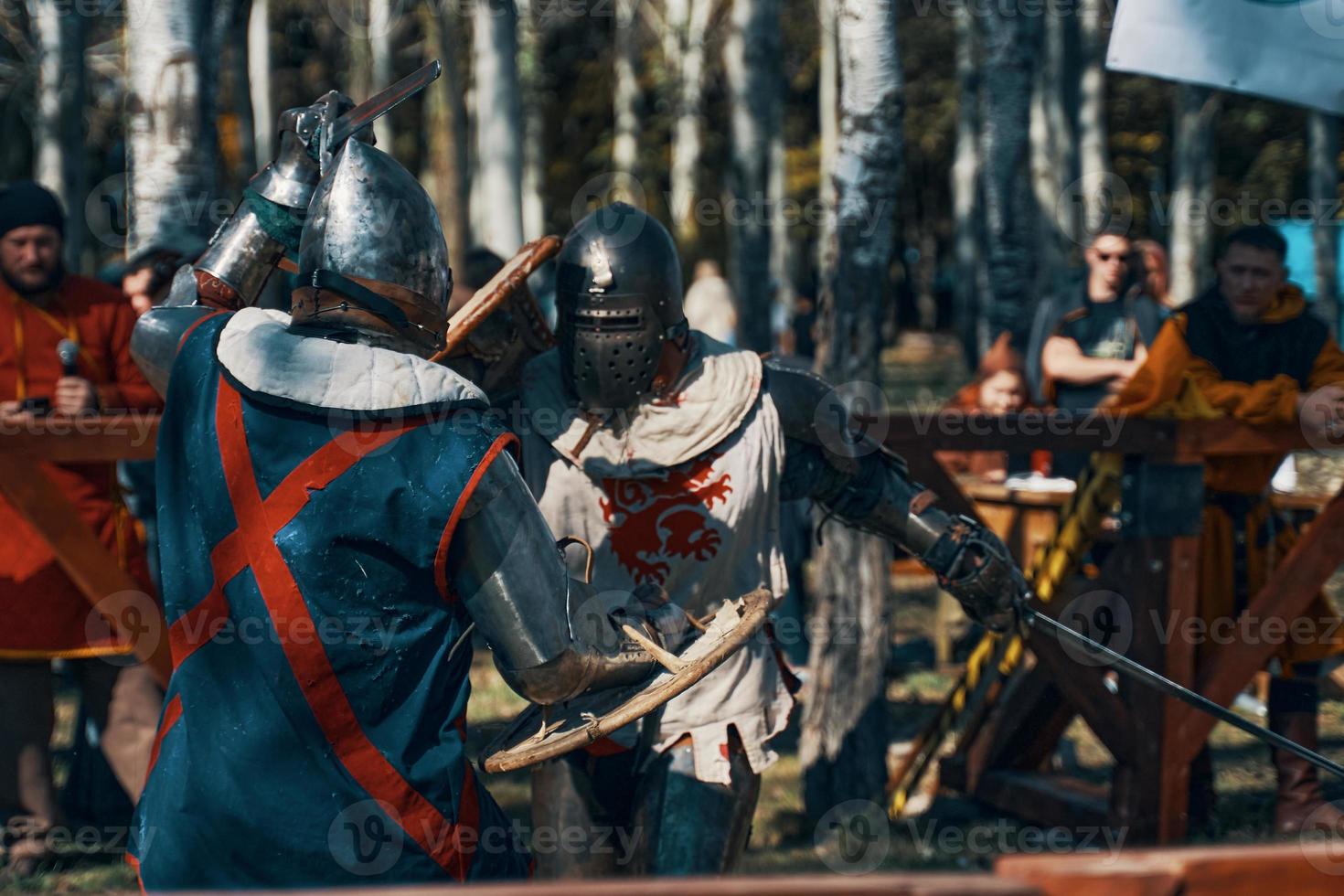 Schlacht der Ritter in Rüstung mit Schwertern in Bischkek, Kirgisistan 2019 foto