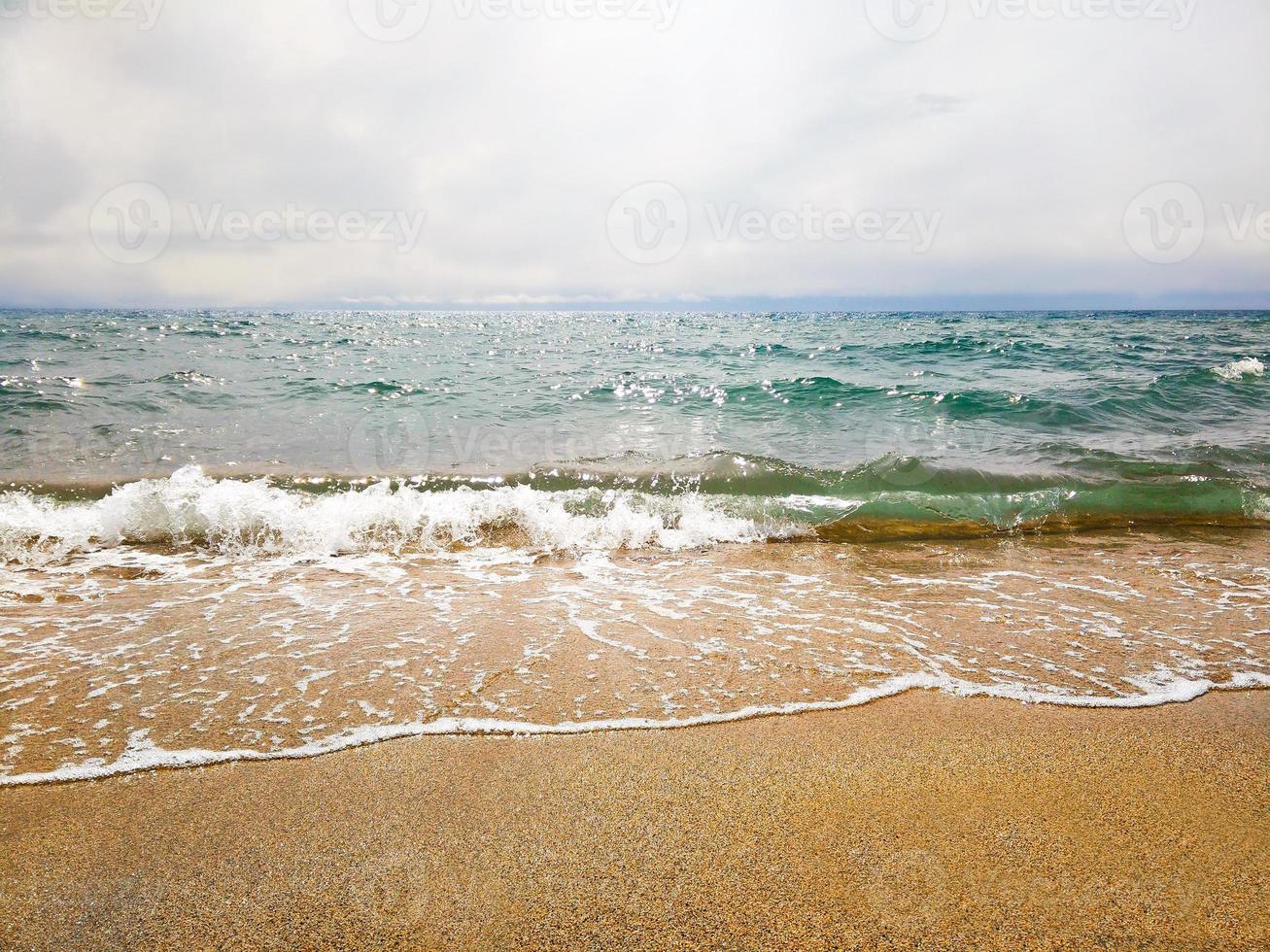 kleine Wellen am Strand foto