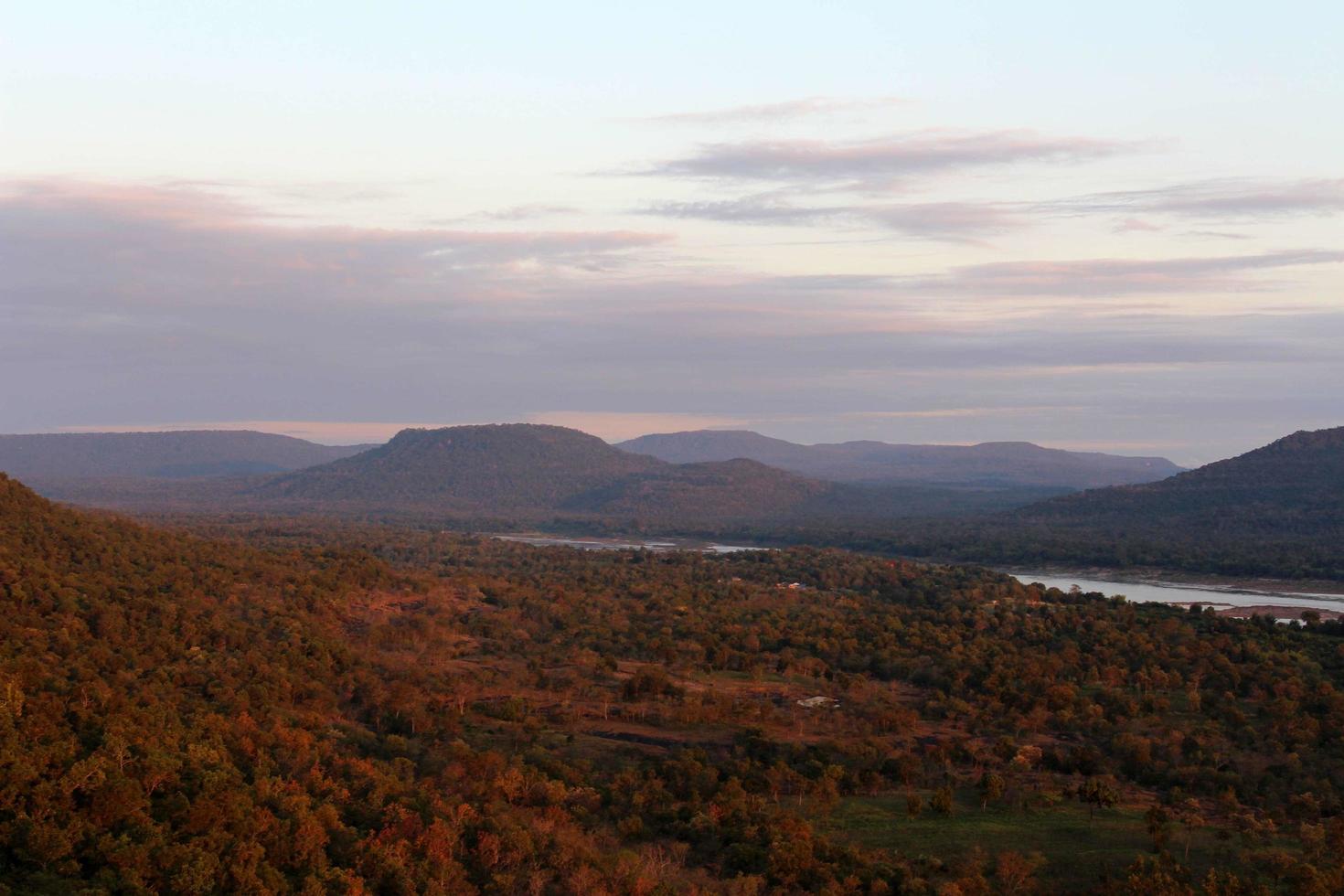 Pha Taem Nationalpark bei Sonnenuntergang foto